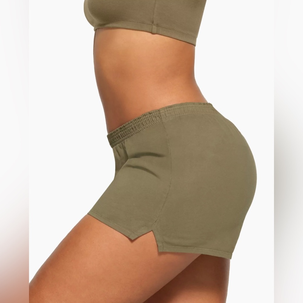 Skims- army green shorts